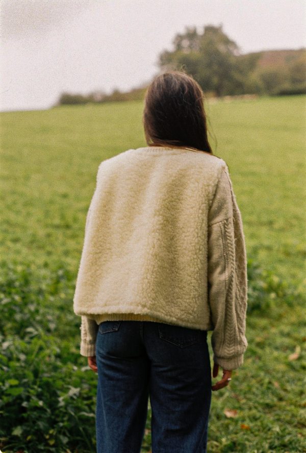 Boléro beige en laine de Mouton – Image 3